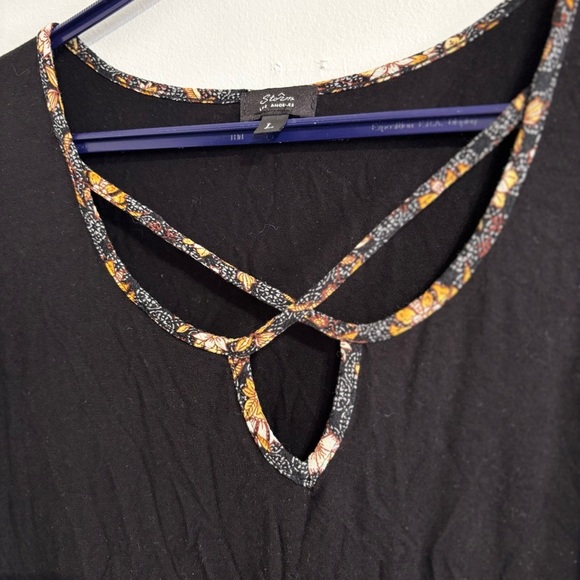 🎉4/30$🎉 Black Flutter Sleeve Top 🖤 - Picture 2 of 3